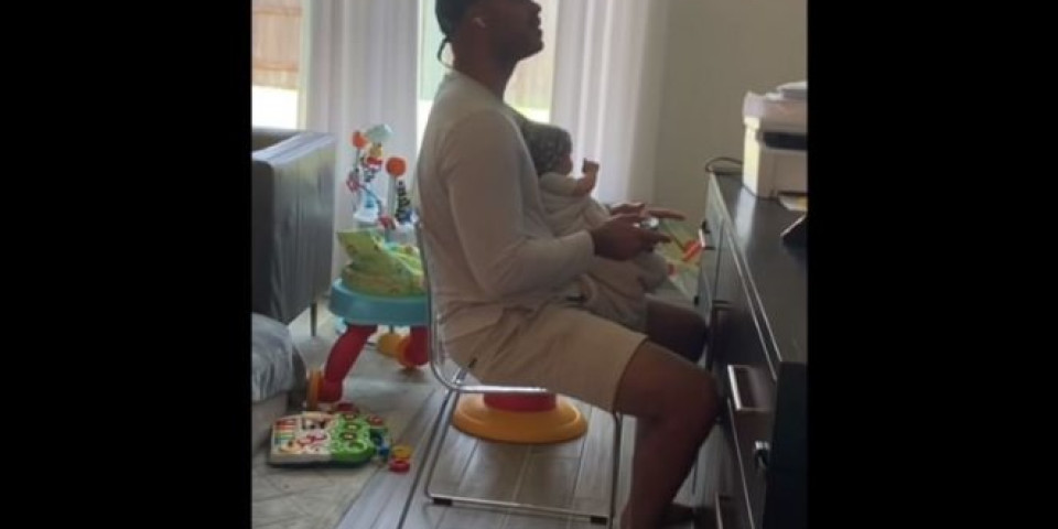 (VIDEO) Majka dala ocu koji je igrao igrice da drži bebu u krilu: KADA JE POSLE DVA SATA POGLEDAO U DETE, BIO JE ZAPANJEN