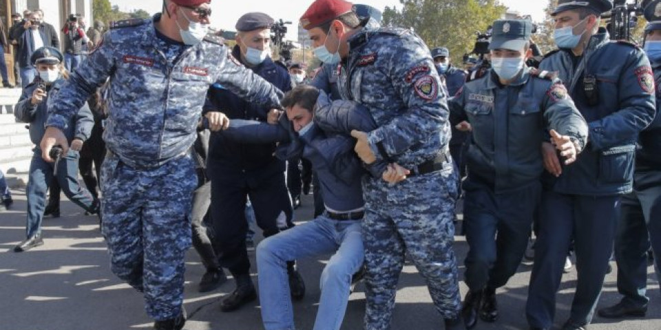 POLICIJA PRIVODI DEMONSTRANTE U JEREVANU! Otkazana protestna šetnja! (VIDEO)