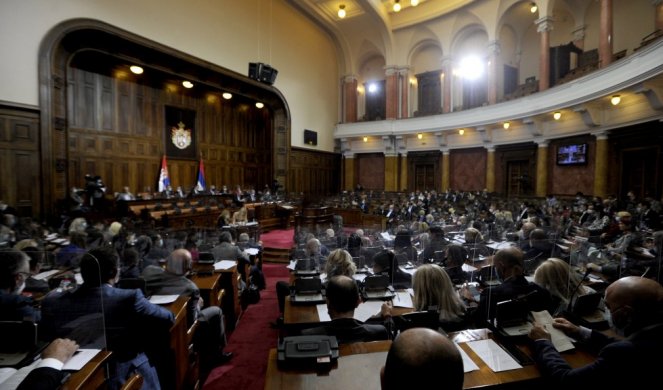 KAO DA IM JE MARINIKA PISALA ZAHTEV! Narodni poslanici Srbije podneli Skupštini Predlog rezolucije genocida u Srebrenici /FOTO/