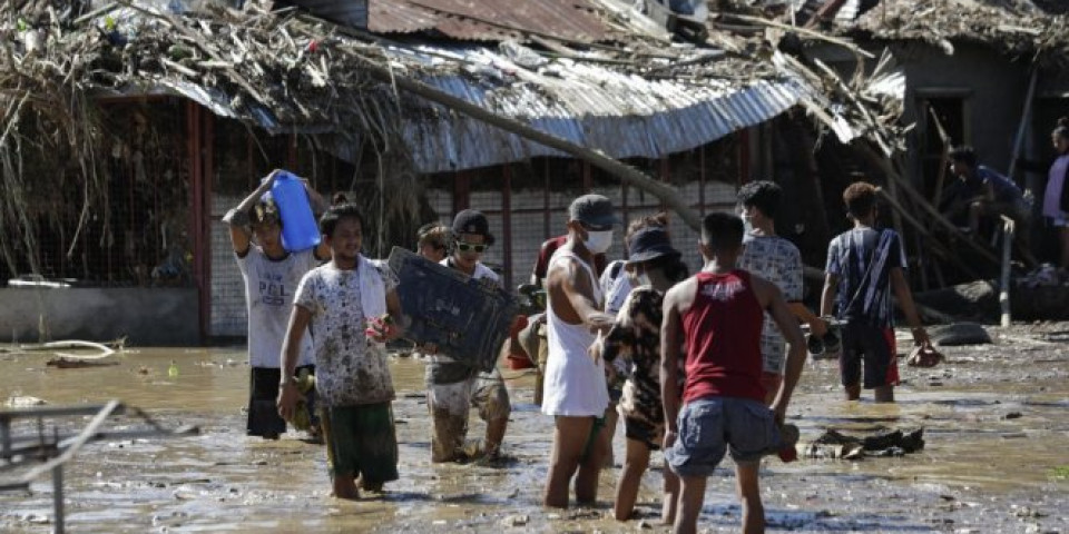 KATAKLIZMA NA FILIPINIMA! Razorni tajfun ostavio puštoš i ubio najmanje 39 ljudi, ima nestalih, bez struje 500.000 domaćinstava! (FOTO/VIDEO)
