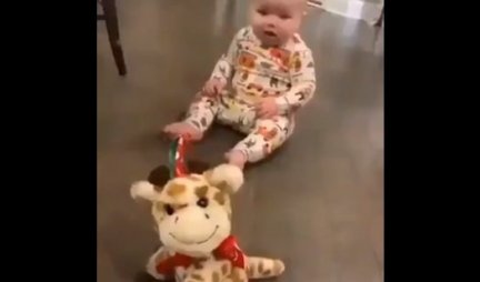 (VIDEO) Ovaj snimak bebe i njene igračke OSTAVIO JE MILIONE BEZ TEKSTA, POGLEDAJTE I ZAŠTO