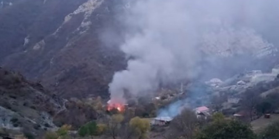 SRCE DA PEPUKNE! JERMENI PALE I NAPUŠTAJU SVOJE DOMOVE! Potresne scene u Nagorno Karabahu! (VIDEO)