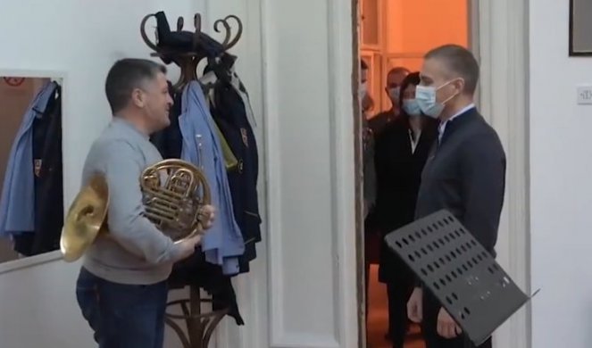 (VIDEO) IZNENADNA POSETA! Ministar Stefanović ušetao na probu hornisti ansambla "Stanislav Binički"!