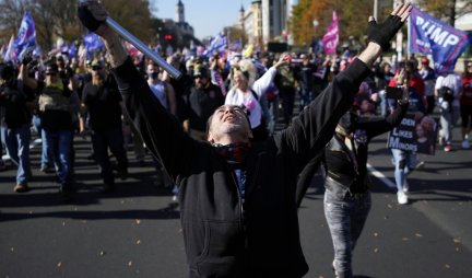 AMERIKA NA NOGAMA! Trampove pristalice se okupljaju u Vašingtonu! (VIDEO)