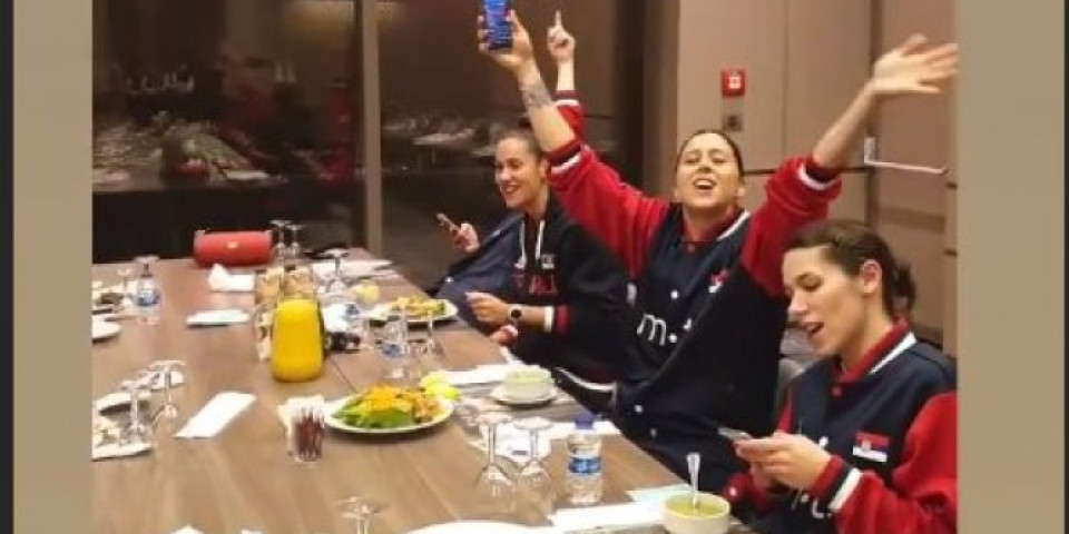 (HIT VIDEO) ORILA SE PESMA! Devojke u svom stilu slavile odlazak na Evrobasket!