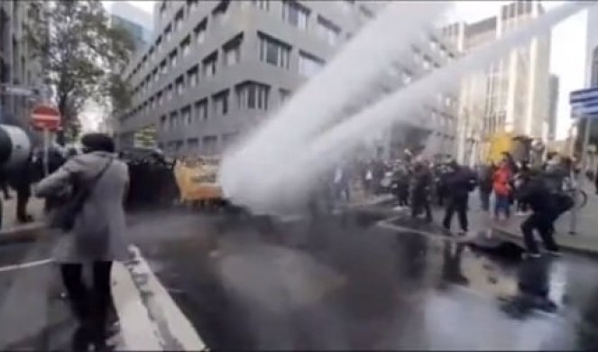 VODENIM TOPOVIMA NA DEMONSTRANTE! Nemačka policija razbila proteste održane zbog antipandemijskih mera! (VIDEO)