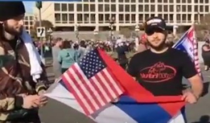 (VIDEO) DVA AMERIKANCA SA SRPSKOM ZASTAVOM NA PROTESTU U VAŠINGTONU! Oduševiće vas razlog OVOG ČINA!