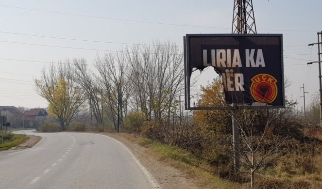 (FOTO/VIDEO) ŠIPTARSKA PROVOKACIJA NESTALA U VATRI: Tokom noći nepoznate osobe ZAPALILE bilbord OVK u Gračanici