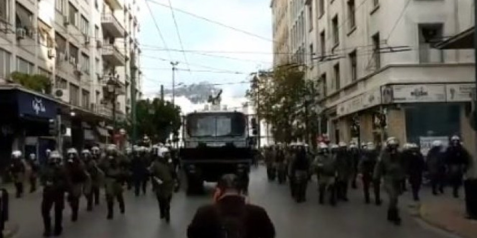 SUKOB POLICIJE I DEMONSTRANATA U GRČKOJ! Upotrebljen suzavaca i bačene ŠOK BOMBE! (VIDEO)