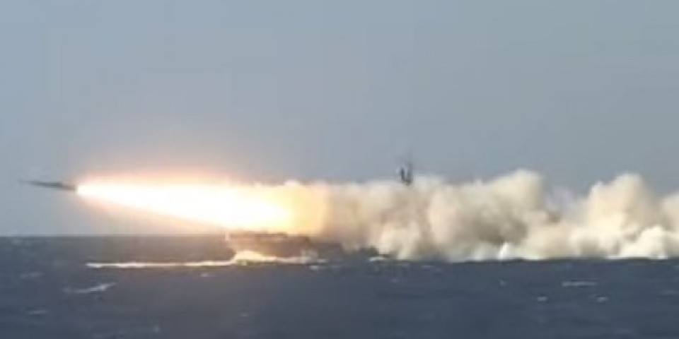 (VIDEO) BORBENO UPOZORENJE - RAKETNI NAPAD! "Kalibar" uzburkao Japansko more i demolirao tlo, Rusi imaju NOVO NAJSMRTONOSNIJE ORUŽJE!?!