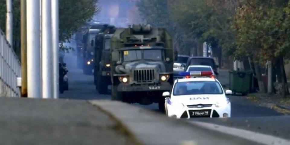 RUSI DOLAZE! Objavljen snimak kretanja kolone mirovnjaka na putu za Karabah! (VIDEO)