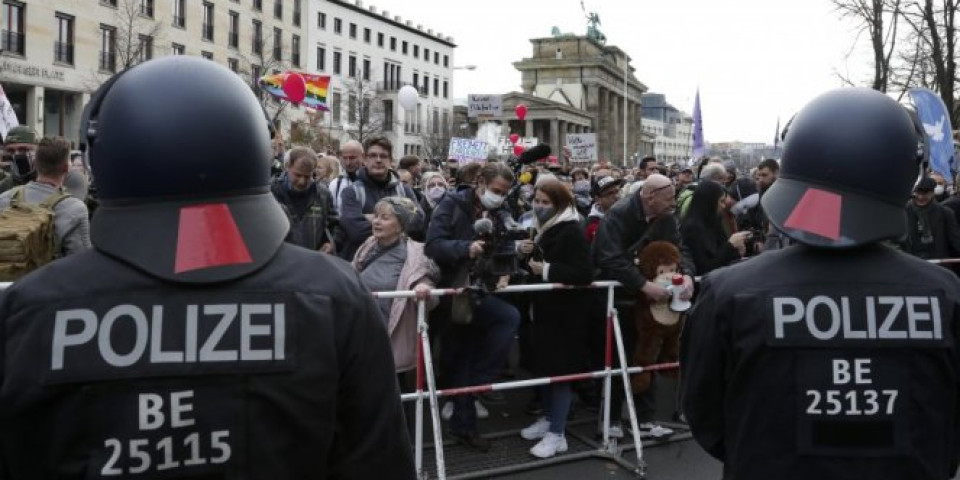 DESNIČARI SE BOGATE OD PRIČE O "KORONA DIKTATURI"?! Evo iz kojih razloga nemačka opozicija gura ljude na ulicu!