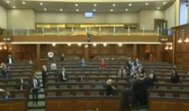 FIZIČKI OBRAČUN ZA VREME SEDNICE! Haos u skupštini tzv. Kosova! (VIDEO)