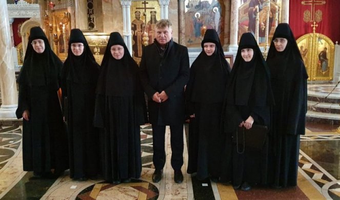 (FOTO/VIDEO) LAZANSKOM UKAZANA VELIKA ČAST! Posetio manastir Aleksandar Nevski, MONAHINJE MU NA SRPSKOM OTPEVALE "TAMO DALEKO"!