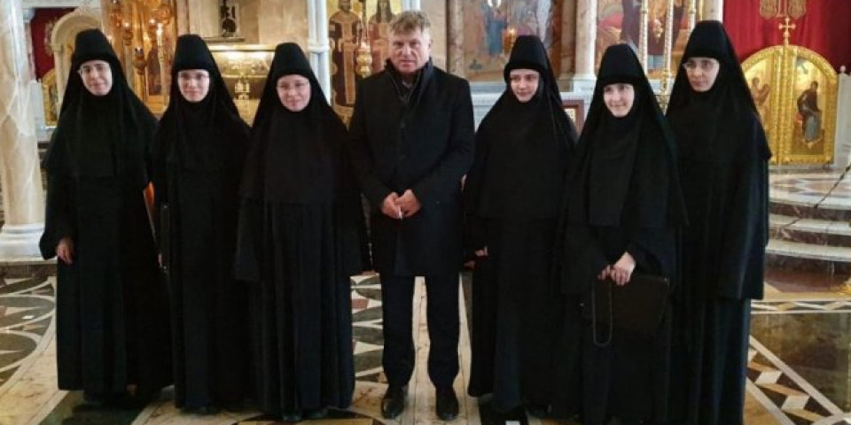 (FOTO/VIDEO) LAZANSKOM UKAZANA VELIKA ČAST! Posetio manastir Aleksandar Nevski, MONAHINJE MU NA SRPSKOM OTPEVALE "TAMO DALEKO"!