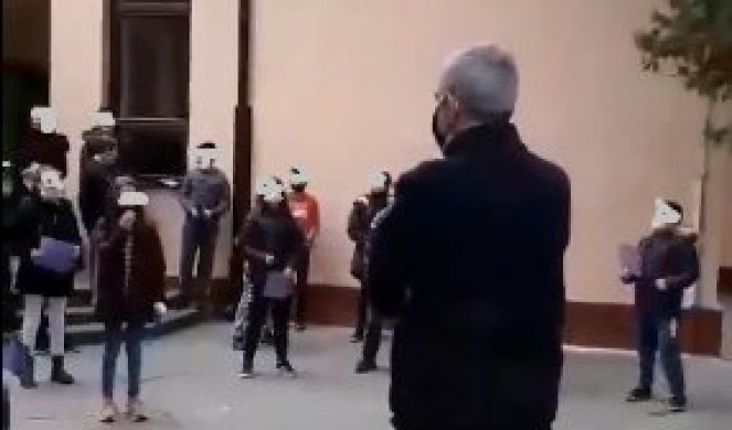 (VIDEO) GROBARI, NAJEŽIĆETE SE! Neviđena scena, klinci su ovako direktora ispatili u penziju!