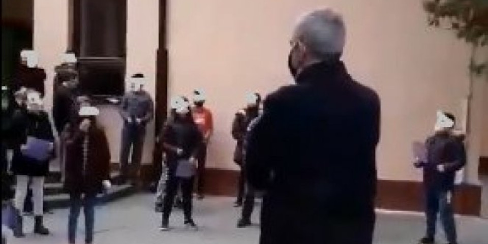 (VIDEO) GROBARI, NAJEŽIĆETE SE! Neviđena scena, klinci su ovako direktora ispatili u penziju!