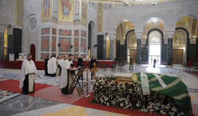 ISPRAĆAJ PATRIJARHA IRINEJA Telo preneseno u Hram, kovčeg položen na odar od cveća, VERNICI SE U SUZAMA OPRAŠTAJU