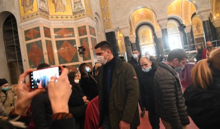 (FOTO) PREDSEDNIKOV SIN U HRAMU SVETOG SAVE Danilo Vučić došao da oda počast preminulom patrijarhu Irineju