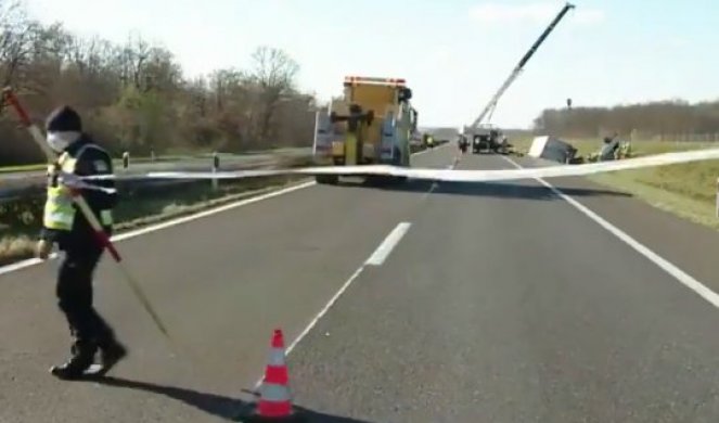 STRAVIČNA SAOBRAĆAJNA NESREĆA U HRVATSKOJ! U sudaru kombija i kamiona ČETIRI OSOBE POGINULE, VATROGASCI MORALI DA REŽU VOZILO KAKO BI IH IZVUKLI!