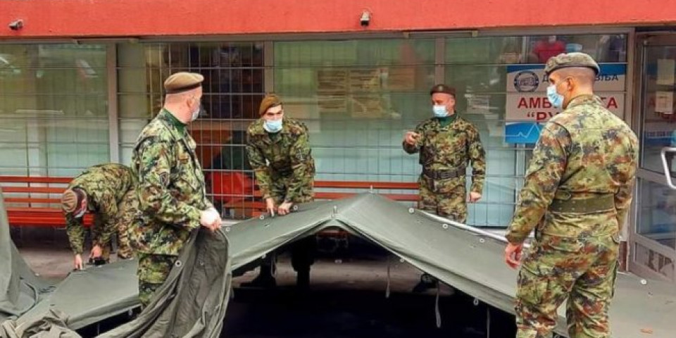 DRAMATIČNA SITUACIJA U BORU: Ispred kovid ambulanti Vojska Srbije postavila šatore KAO IMPROVIZOVANE ČEKAONICE
