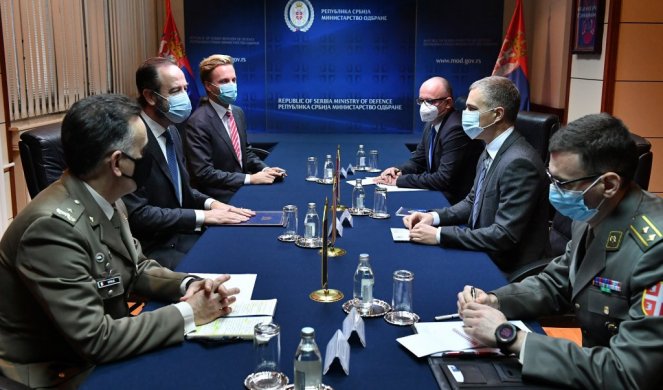 SRBIJA NEMA ASPIRACIJE DA POSTANE ČLANICA NATO! Stefanović se sastao sa ambasadorom Kraljevine Holandije Pluhom (Foto)