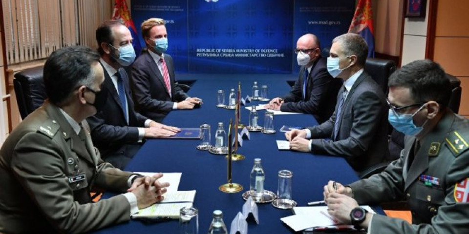 SRBIJA NEMA ASPIRACIJE DA POSTANE ČLANICA NATO! Stefanović se sastao sa ambasadorom Kraljevine Holandije Pluhom (Foto)