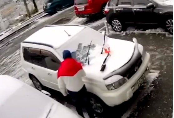 (VIDEO) Čovek je čistio automobil, a onda...SNIMAK OD KOJEG JE SVIMA ZASTAO DAH