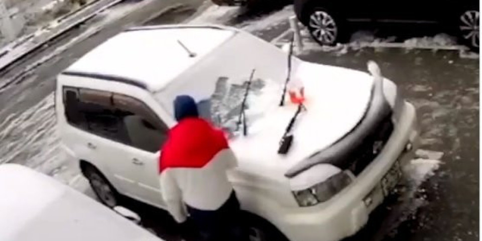 (VIDEO) Čovek je čistio automobil, a onda...SNIMAK OD KOJEG JE SVIMA ZASTAO DAH