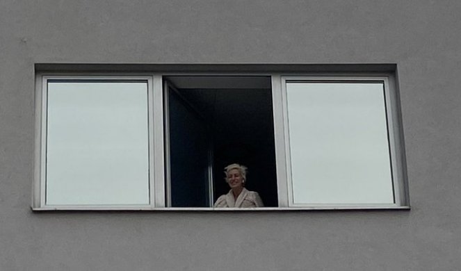 (FOTO) PRVE SLIKE VODITELJKE ZADRUGE NAKON OPERACIJE! Dušica Jakovljević se pojavila na prozoru bolnice