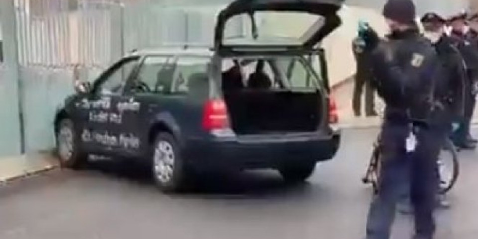 "PROKLETE UBICE DECE I STARIH LJUDI" Jezive poruke na automobilu koji se ZAKUCAO u ogradu Angele Merkel! (VIDEO)