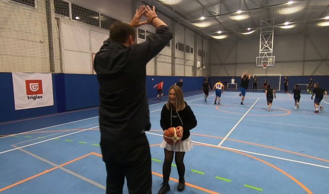 PALČICA PROTIV BANANAMENA! Naša saradnica Dejana (158cm) igrala basket sa Željkom Rebračom (213cm)!