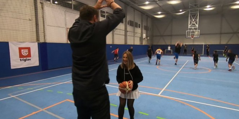 PALČICA PROTIV BANANAMENA! Naša saradnica Dejana (158cm) igrala basket sa Željkom Rebračom (213cm)!