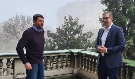 KRATKA JUTARNJA ŠETNJA NA TERASI PREDSEDNIŠTVA I PRIJATELJSKI RAZGOVOR! Predsednik Vučić se sastao sa Šapićem (Foto)