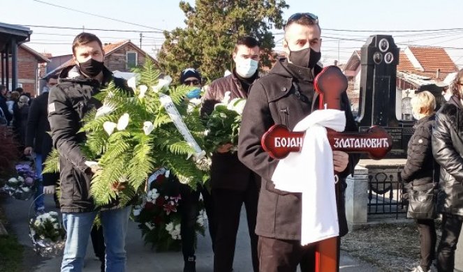 "SVI OSTALI IMAJU KORONU!" Samo jedan ČLAN BENDA došao na TOKANOVU SAHRANU - TUGA! Saopštio da su i oni ZARAŽENI (FOTO)