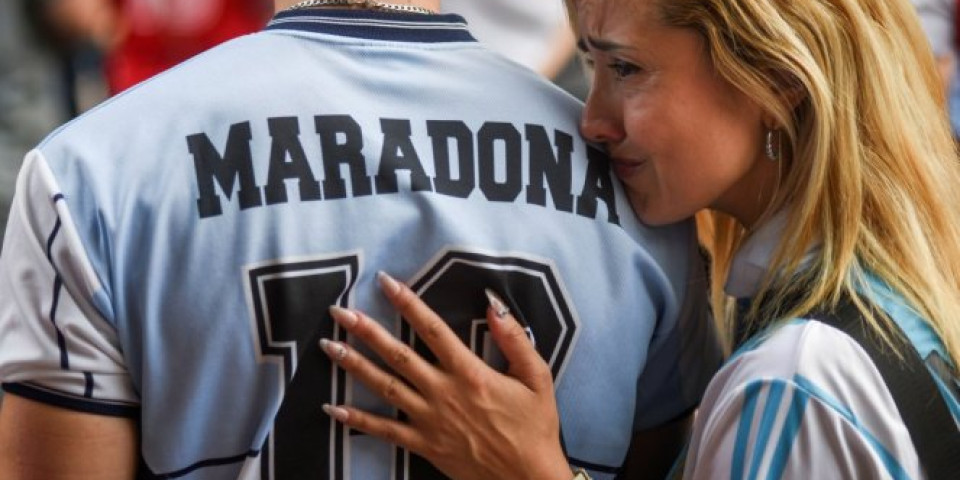 (FOTO) ARGENTINA U CRNOM, OČAJ, SUZE, PLAČ... Maradona će biti sahranjen danas!