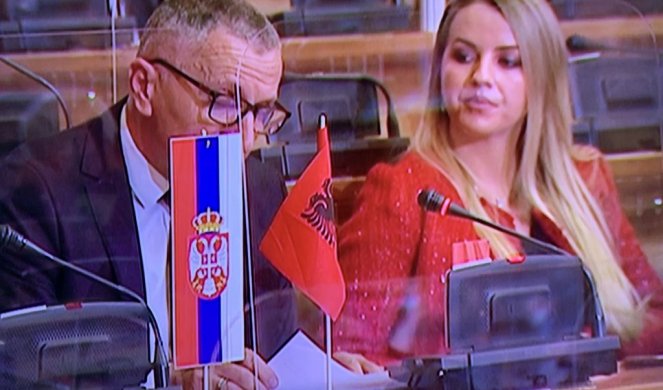 BRNABIĆ UĆUTKALA KAMBERIJA TAKO DA JE CELA SKUPŠTINA APLAUDIRALA! Prozvao je Vučića da "Srbija ima pretenzije prema Kosovu", a dobio je odgovor...