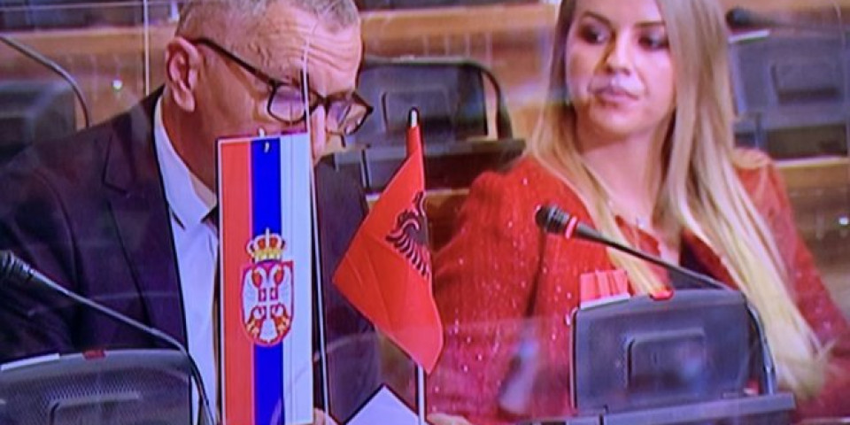 BRNABIĆ UĆUTKALA KAMBERIJA TAKO DA JE CELA SKUPŠTINA APLAUDIRALA! Prozvao je Vučića da "Srbija ima pretenzije prema Kosovu", a dobio je odgovor...