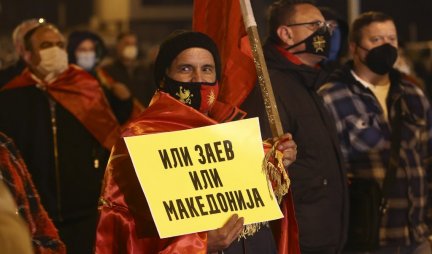 (FOTO) SKOPLJE NA NOGAMA: ILI ZAEV, ILI MAKEDONIJA! Opozicija traži ostavku makedonskog premijera posle sramnog intervjua za bugarske medije!