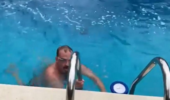 (VIDEO) AMERIČKI AMBASADOR PLIVAĆE ZA BOGOJAVLJENSKI KRST? Pogledajte kako trenira u bazenu punom hladne vode