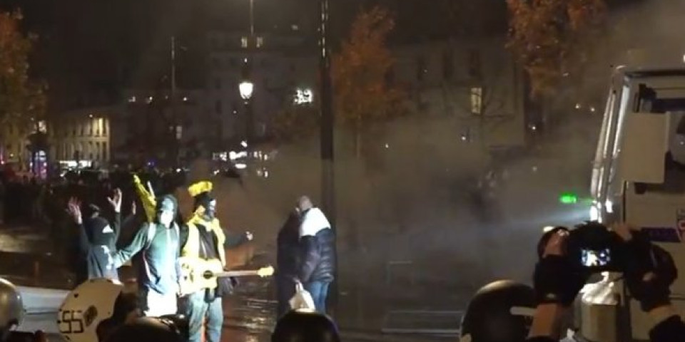 (VIDEO) NASILJE U PARIZU! Širom zemlje protesti, PALE SE VATRE NA ULICI, policija baca SUZAVAC i upotrebljava VODENE TOPOVE!