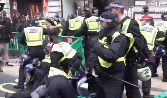 PROTESTI PROTIV KOVID MERA U LONDONU! Priključili se i antivakcinaši, više od 60 uhapšenih! (VIDEO)