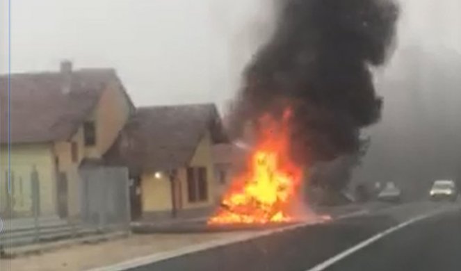 BUKTINJA NA PUTU KA ZLATIBORU! Zapalio se BMW u kome se nalazila ČETVOROČLANA PORODICA! Vozilo POTPUNO IZGORELO! (FOTO/VIDEO)