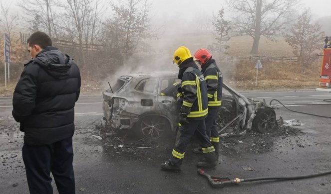 STRAVIČNA NESREĆA KOD VRBASA! Mladića izvukli iz smrskanog auta u plamenu, U KRITIČNOM STANJU PREBAČEN U BOLNICU!