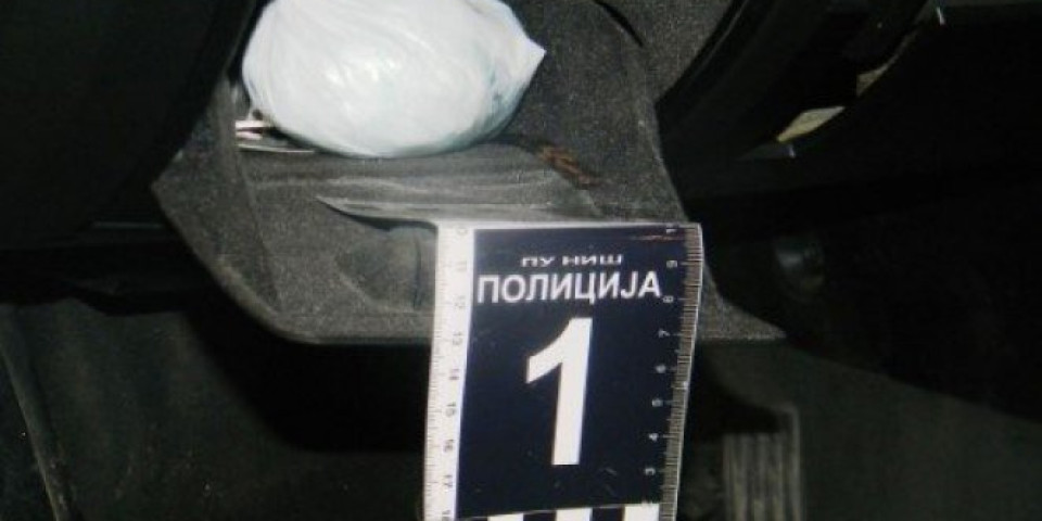 DROGA BAČENA PORED PUTA Uhapšen diler u Beogradu, zaplenjena 4 kilograma amfetamina