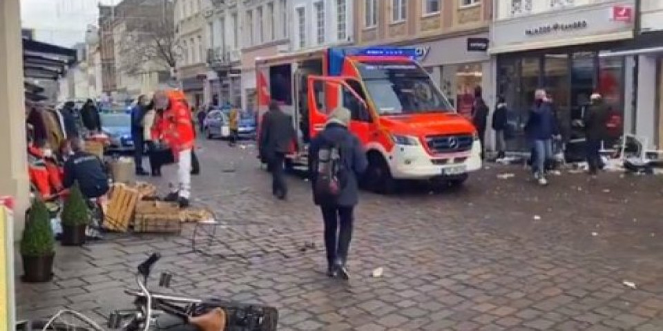 KOLIMA SE ZALETEO U PEŠAKE, IMA MRTVIH! Horor u nemačkom gradu, centar okružen policijom, PRISUTNI I HELIKOPTERI (VIDEO)