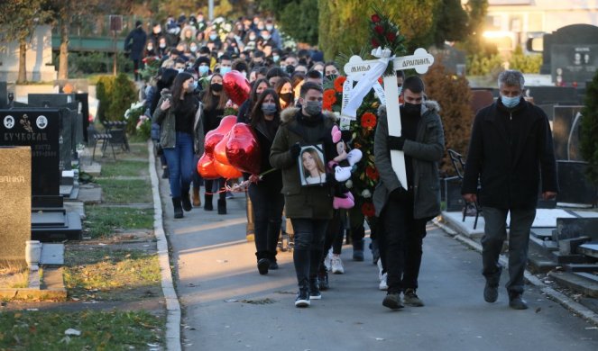 DRUGARI U RUKAMA DRŽALI PO JEDNU CRVENU RUŽU! Sahranjena Minja koja je poginula u požaru na Dorćolu!