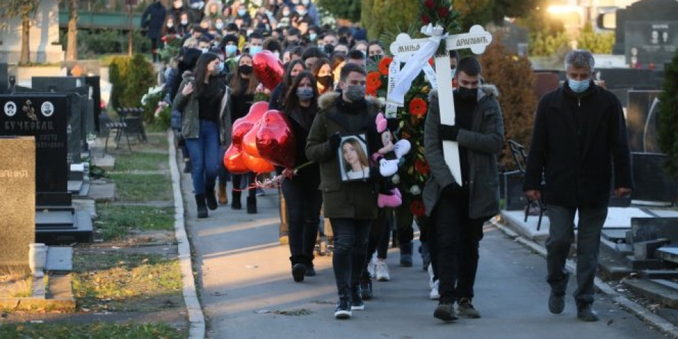 DRUGARI U RUKAMA DRŽALI PO JEDNU CRVENU RUŽU! Sahranjena Minja koja je poginula u požaru na Dorćolu!