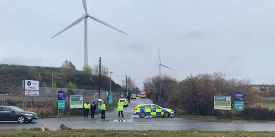 EKSPLOZIJA SKLADIŠTA U BRITANIJI! Najmanje jedna osoba poginula, policija, hitna pomoć i vatrogasci na licu mesta! (VIDEO)