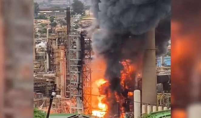 (VIDEO) EKSPLOZIJA U RAFINERIJI NAFTE! Vatra i crni dim kuljaju na sve strane, drama u Durbanu!